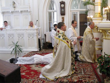 Litania do Wszystkich Świętych, leżący krzyżem br. subdiakon, z przodu archidiakon - kapłan M. Karol