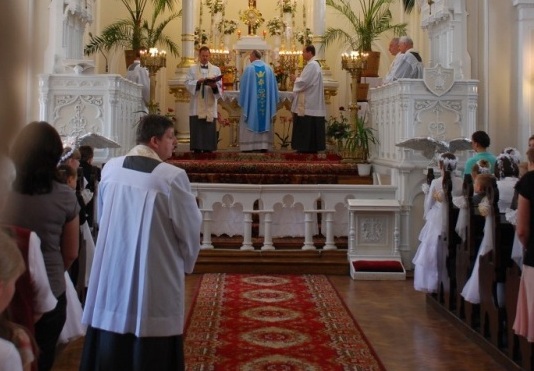 Biskup Naczelny w asyście kapłana M. Krzysztofa (z lewej) oraz M. Jana (z prawej)