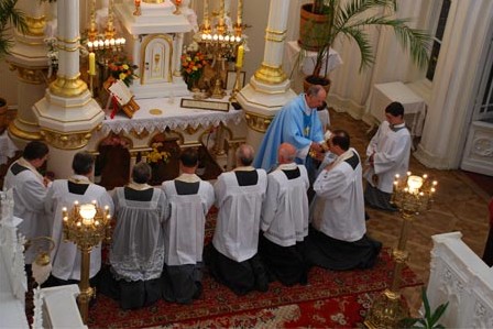 Kapłani przystępujący do Komunii Świętej.