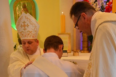 Biskup Naczelny M. Karol Babi w czasie udzielania święceń diakonatu