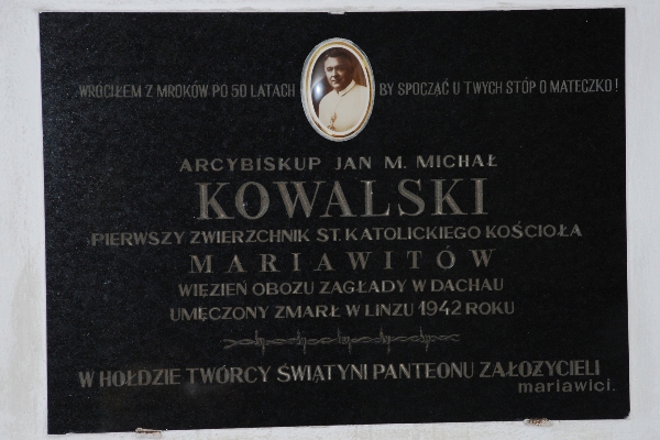 Tablica upamiętniająca abpa Jana M. Michała Kowalskiego zamęczonego w hitlerowskim obozie koncentracyjnym w Dachau 1871 - 1942