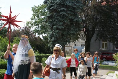 Po niedzielnej Mszy św. i obiedzie - czas na chrzest kolonistów