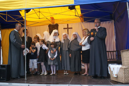 Bp M. Ludwik i kapł. M. Grzegorz dziękują za przygotowanie inscenizacji
