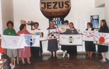 Ogólnopolska Ekumeniczna Konferencja Kobiet w Poznaniu, padziernik 1988 r. Panie z poznaskiego Komitetu DM prezentuj wasnorcznie wykonane transparenty.