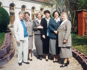 Ogólnopolska Ekumeniczna Konferencja Kobiet w Mikoajkach, kwiecie 2002 r. Przedstawicielki Kocioa Starokatolickiego Mariawitów (od prawej): Pelagia Jaworska z Pocka, Grayna Dród z Cegowa, Grayna Zychowicz i Zofia Walczuk z Warszawy, Boena Ciesielska z odzi oraz Inge-Lise Lollike z Danii - przedstawicielka Europy 